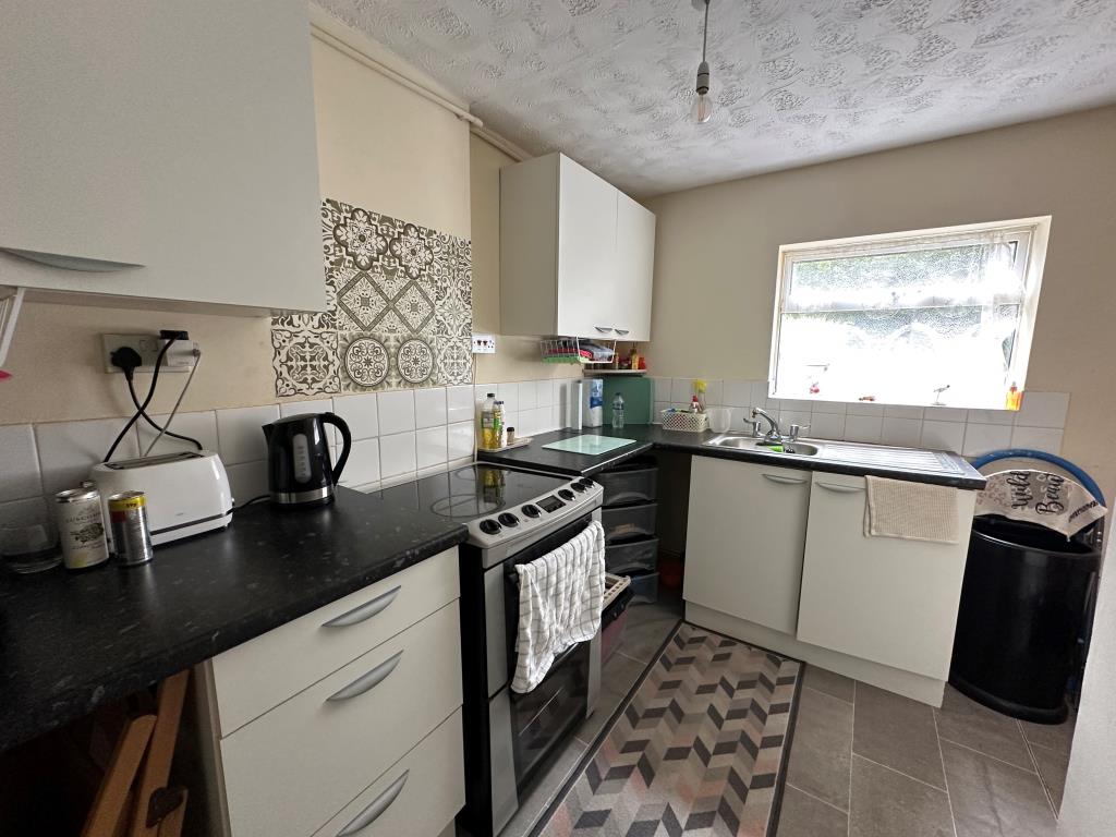 Lot: 93 - FREEHOLD BLOCK OF FLATS FOR INVESTMENT - Kitchen